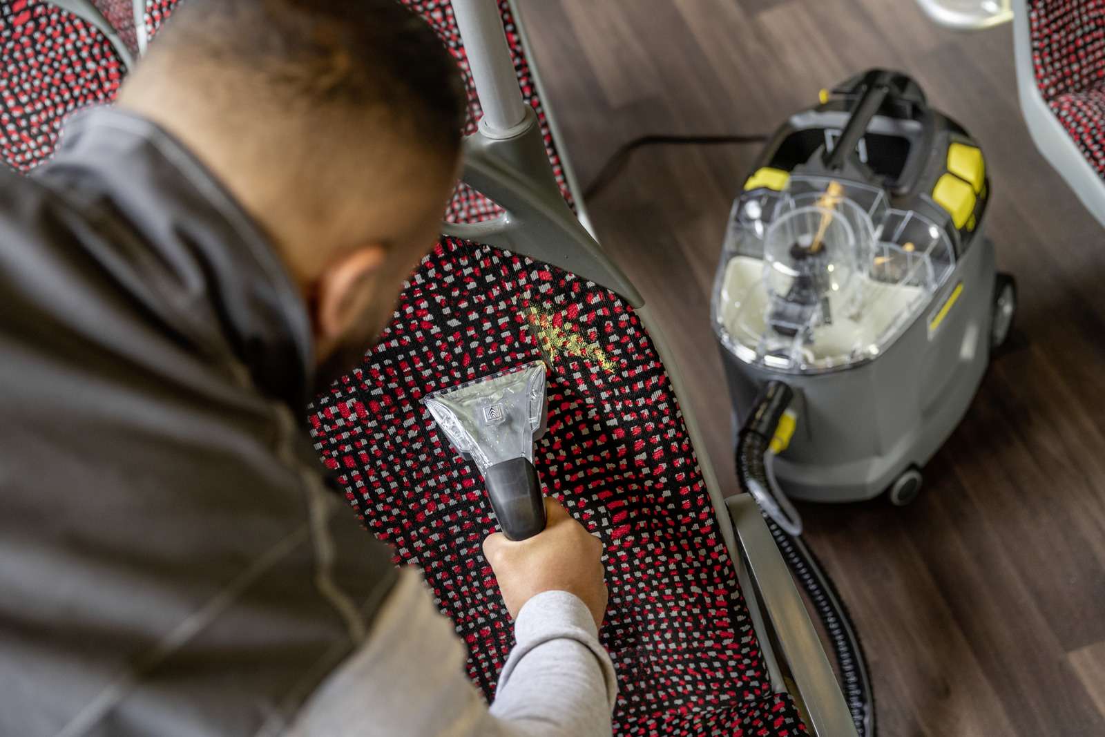 Lavatappeti e lavamoquette professionale Spruzzo estrazione Puzzi 8/1 con bocchetta manuale Karcher